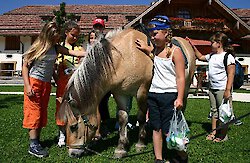 Kinder mit Pferd